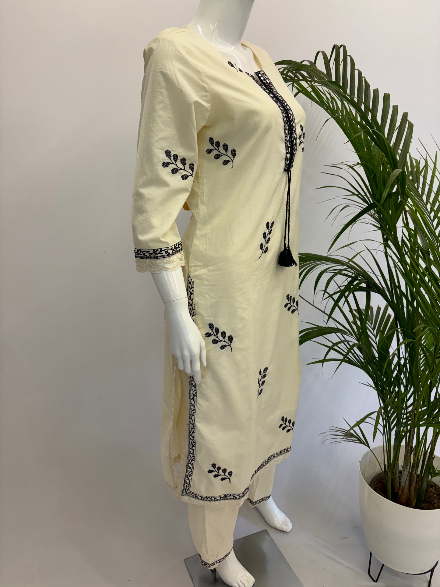 Mul White Dupatta Set