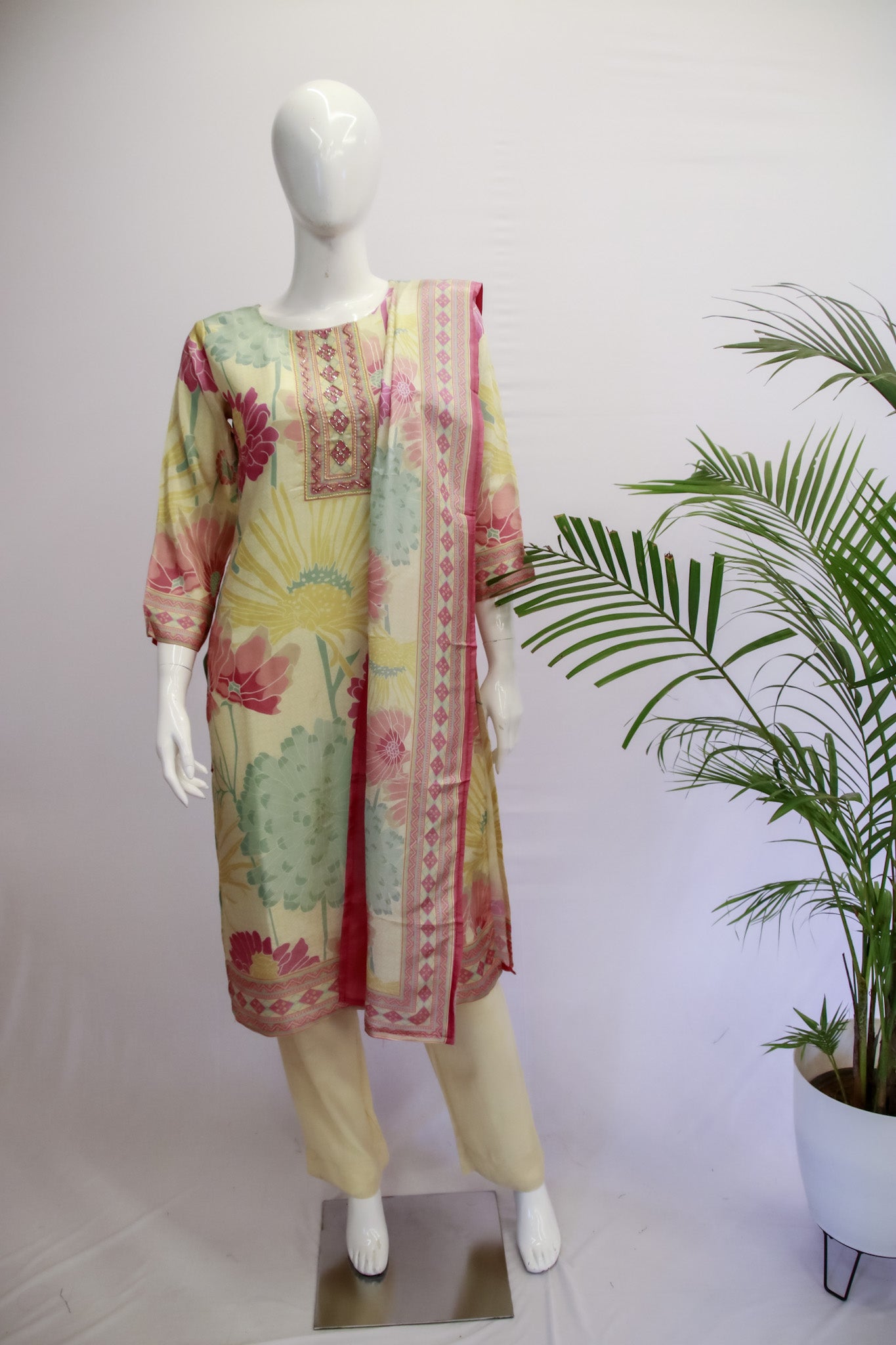 Muslin Floral Cream / Pink Dupatta Set