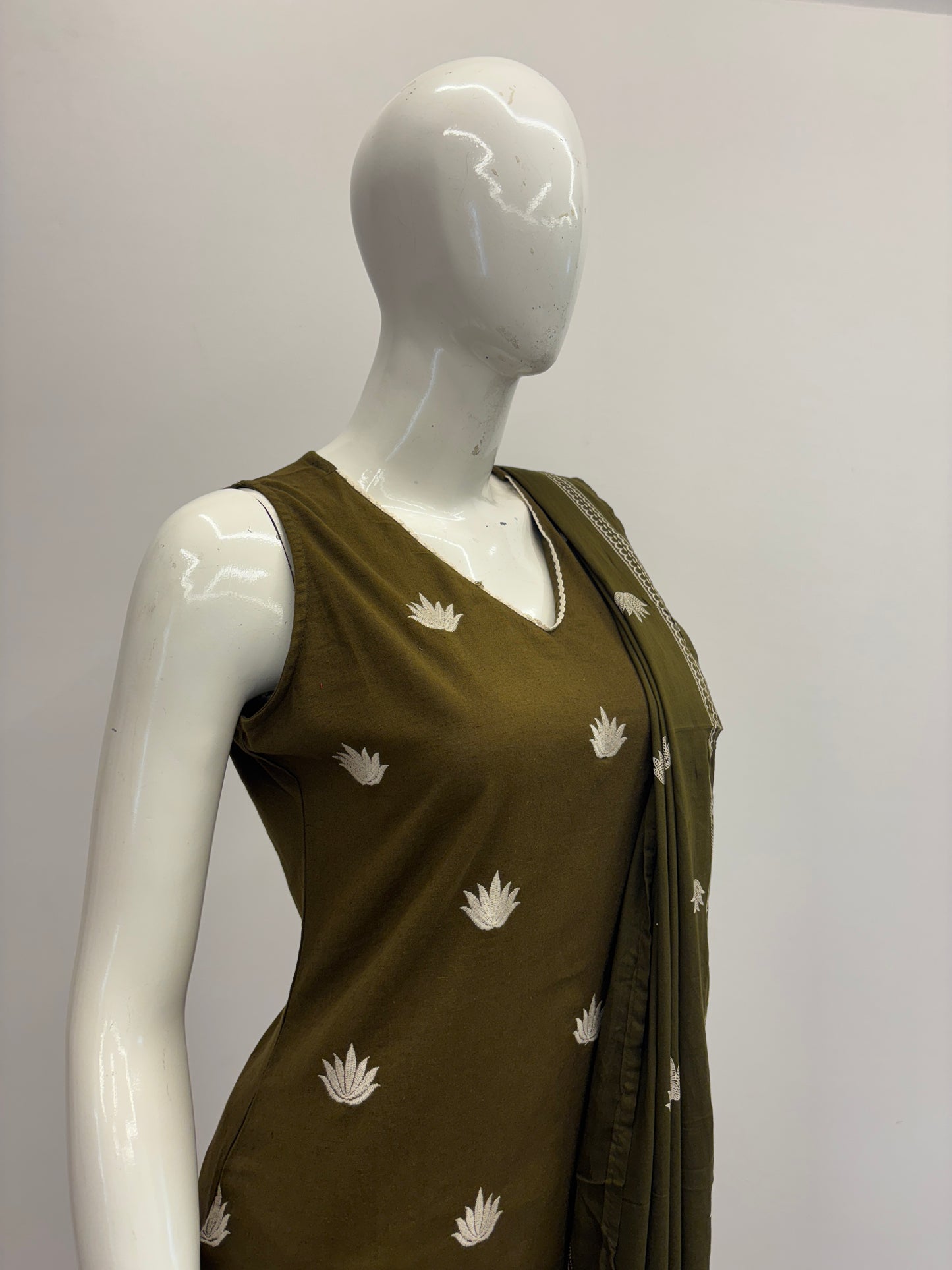 Green Sleeveless Flex Cotton Dupatta Set with V-Neck Embroidery

A-Line Sleeveless Kurta with Embroidery – Green Color

Straight Flex Cotton Pants with Elastic Waist – Green Set

2.5m Cotton Dupatta – Green Flex Cotton Suit Set

Stylish Green Cotton Dupatta Set for Casual & Office Wear