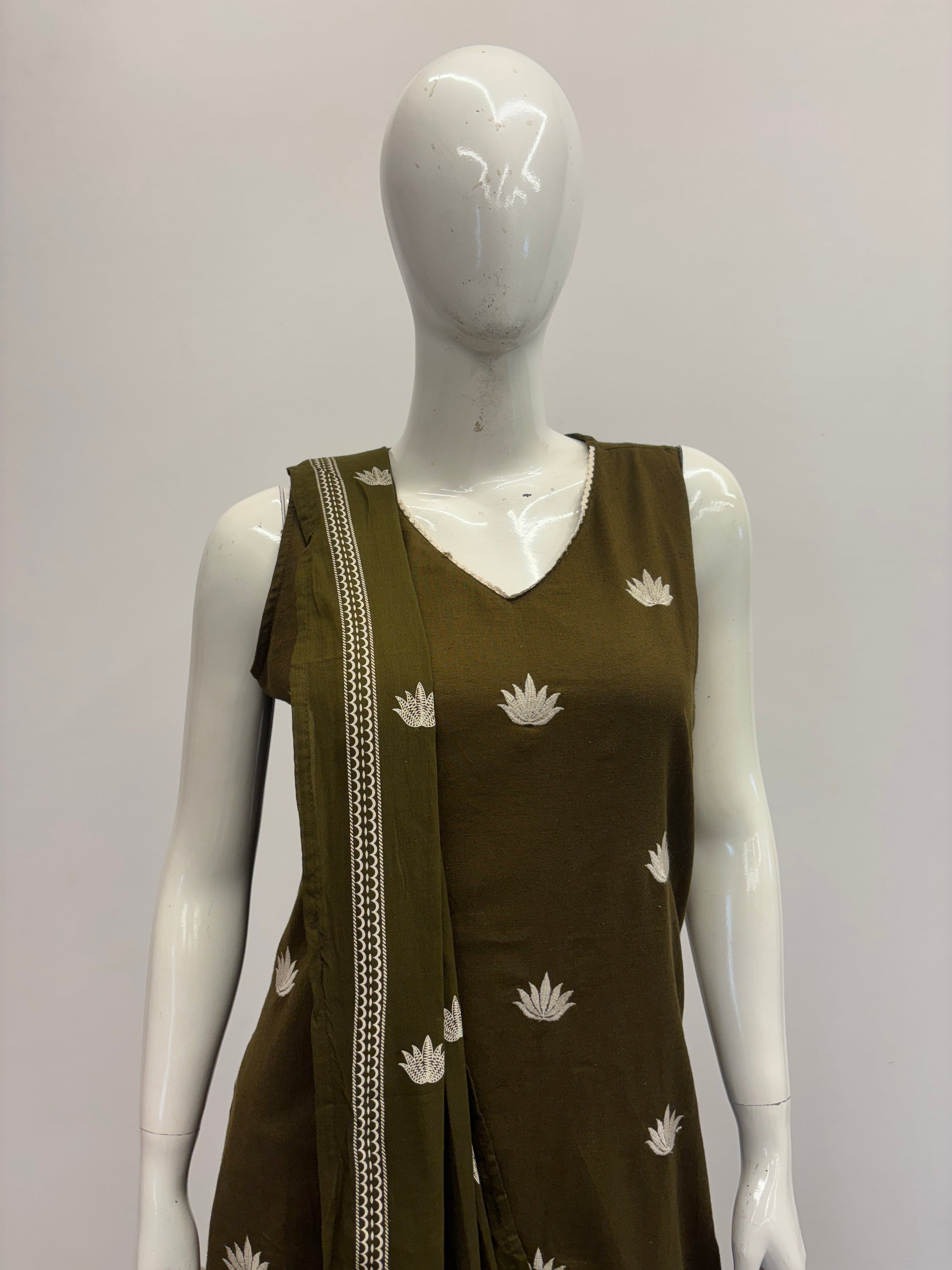 Green Sleeveless Flex Cotton Dupatta Set with V-Neck Embroidery

A-Line Sleeveless Kurta with Embroidery – Green Color

Straight Flex Cotton Pants with Elastic Waist – Green Set

2.5m Cotton Dupatta – Green Flex Cotton Suit Set

Stylish Green Cotton Dupatta Set for Casual & Office Wear