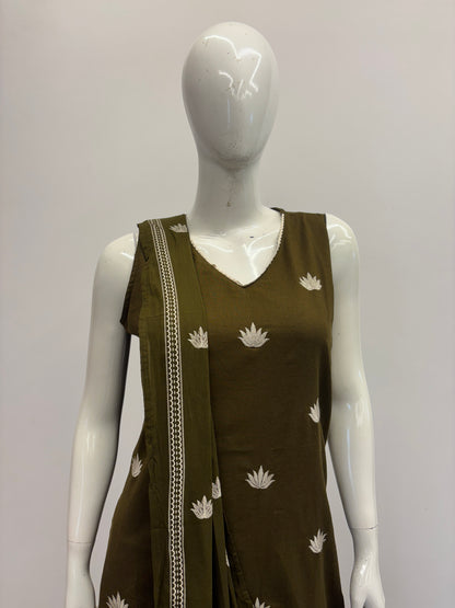 Green Sleeveless Flex Cotton Dupatta Set with V-Neck Embroidery

A-Line Sleeveless Kurta with Embroidery – Green Color

Straight Flex Cotton Pants with Elastic Waist – Green Set

2.5m Cotton Dupatta – Green Flex Cotton Suit Set

Stylish Green Cotton Dupatta Set for Casual & Office Wear